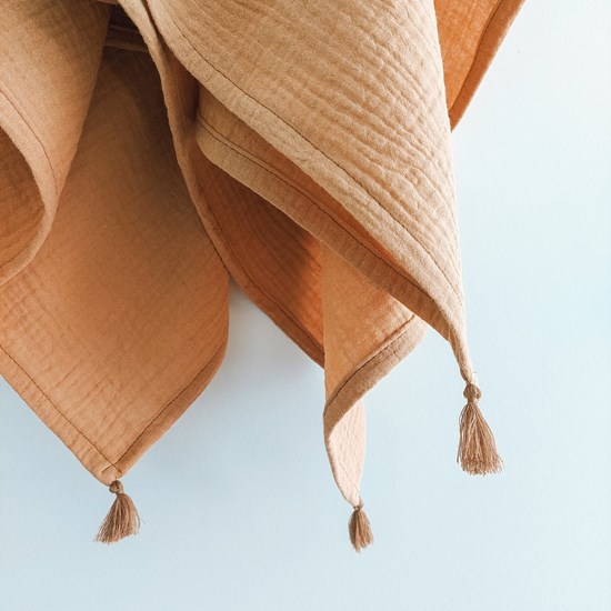 otulacz muślinowy w kolorze camel