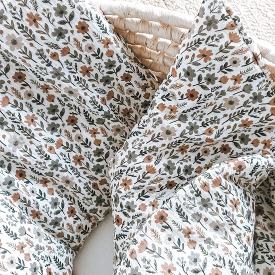 pościel do łóżeczka w kolorze beżu w jesienne kwiatki