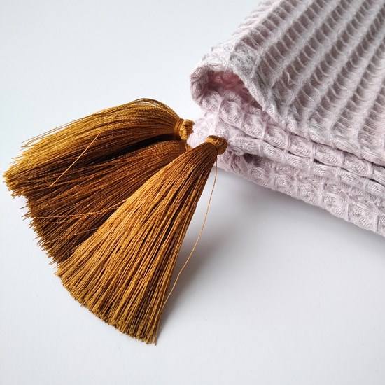 kocyk wafelkowy z chwostami koloru starego złota