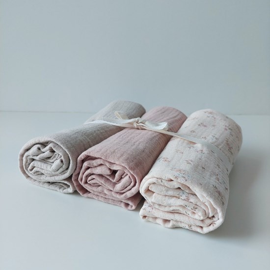 zestaw pieluszek w kwiatuszki