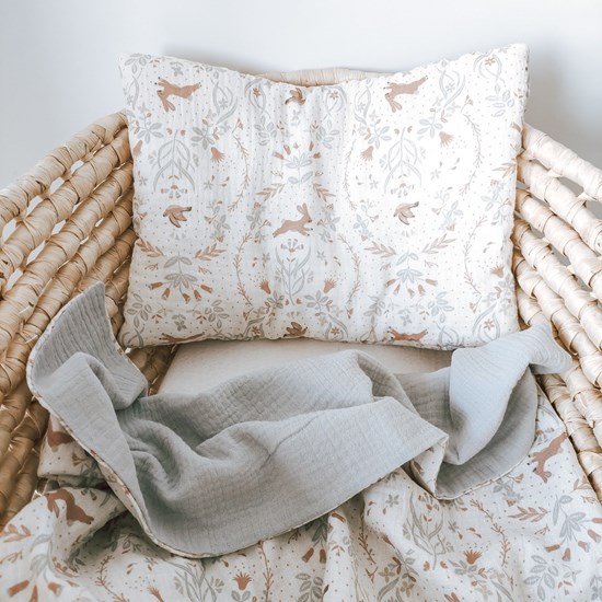 kocyk muślinowy w błękicie oraz wzór w ptaszki i zajączki