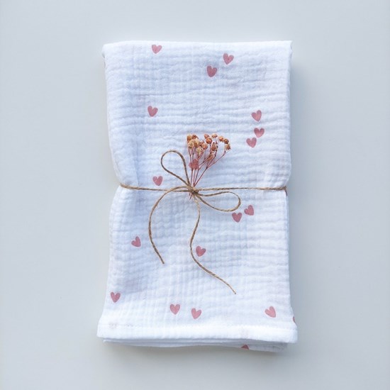 pieluszka muślinowa w kolorze bieli w serduszka