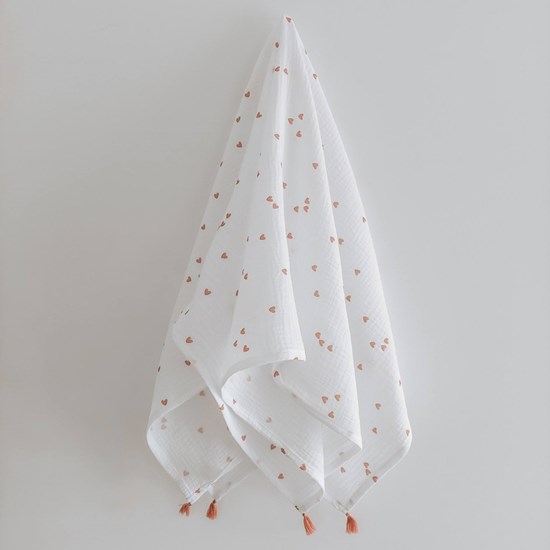 otulacz z bawełny muślinowej w kolorze bieli w serduszka z czterema mini chwostami w kolorze różu