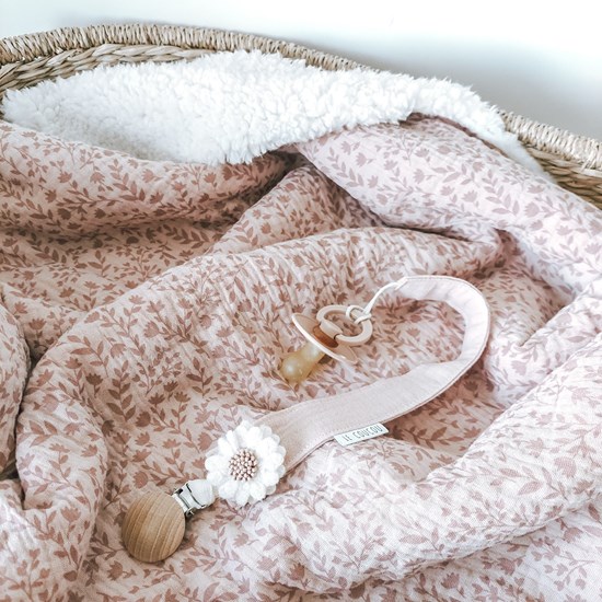 kocyk muślinowy z barankiem w kolorze wrzosowego różu w gałązki oraz ecru