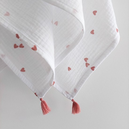 otulacz z bawełny muślinowej w kolorze bieli w serduszka z czterema mini chwostami w kolorze różu