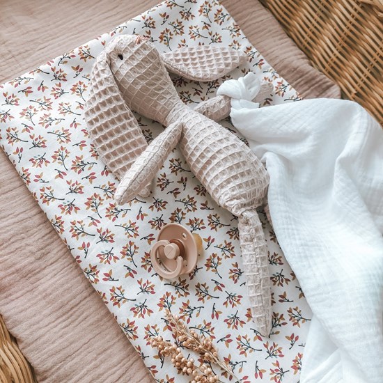 kocyk dwustronny w gałązki oraz wafelek w kolorze pudrowego różu