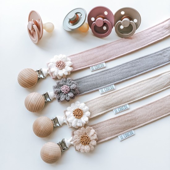 zawieszka do smoczka z kwiatuszkiem