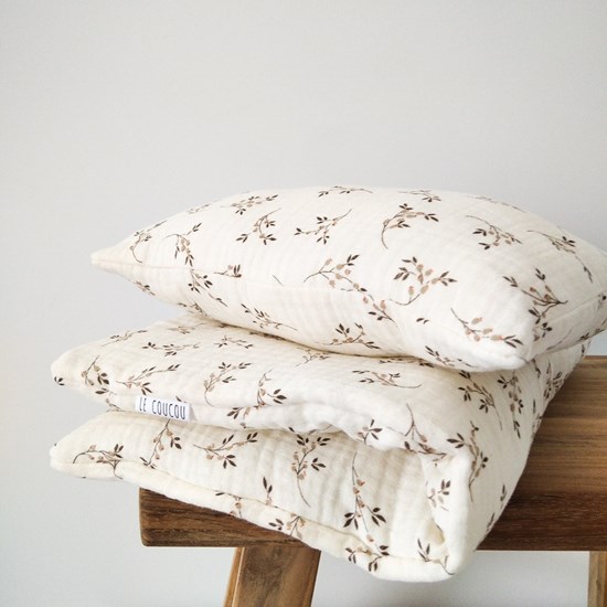 pościel dla lalek w kolorze beżu w gałązki