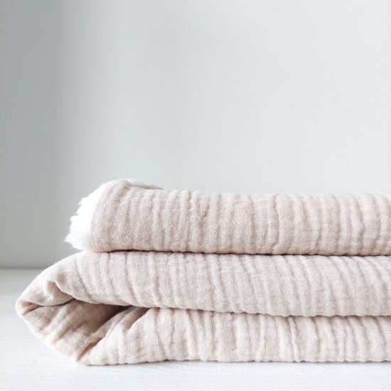 kocyk muślinowy z barankiem w kolorze beżu oraz ecru