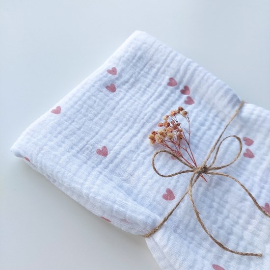 pieluszka muślinowa w kolorze bieli w serduszka