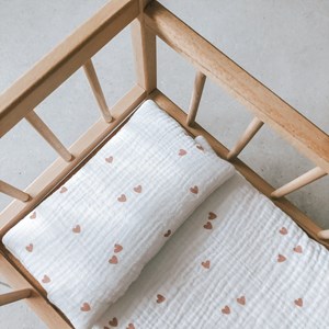 pościel dla lalek w kolorze bieli w serduszka