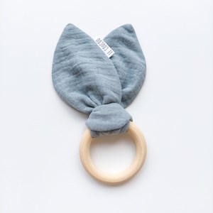 Drewniany gryzak z muślinem - morski