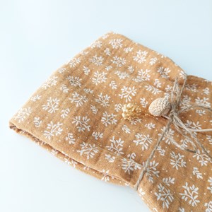 pieluszka muślinowa w kolorze musztardowym w gałązki