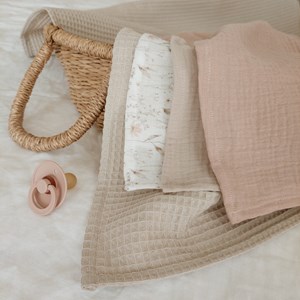 pieluszka muślinowa w kolorze bieli w kwiaty