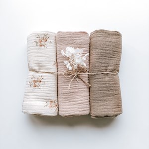 pieluszka muślinowa w kolorze jasnego beżu w różyczki