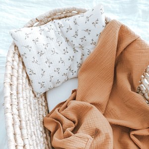 otulacz muślinowy w kolorze camel