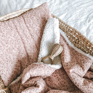 kocyk muślinowy z barankiem w kolorze wrzosowego różu w gałązki oraz ecru