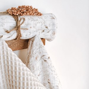 pieluszka muślinowa w kolorze bieli w kwiaty