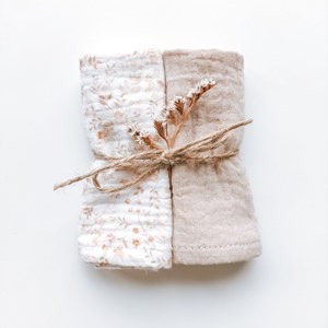 zestaw chusteczek muślinowych w kolorze beżu i bieli w roślinki