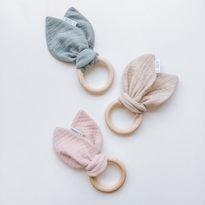 gryzak drewniany z muślinowymi uszami