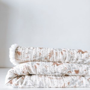 kocyk muślinowy z barankiem w kolorze ecru w zajączki i ptaszki