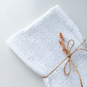 pieluszka muślinowa w kolorze bieli w kolorowe kropeczki