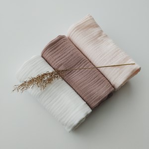 pieluszka muślinowa w kolorze śmietankowej bieli