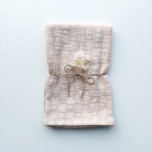 pieluszka muślinowa w kolorze beżu w listki