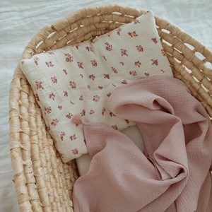 otulacz muślinowy w kolorze różu