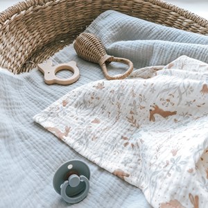 pieluszka muślinowa w kolorze ecru w zajączki i ptaszki