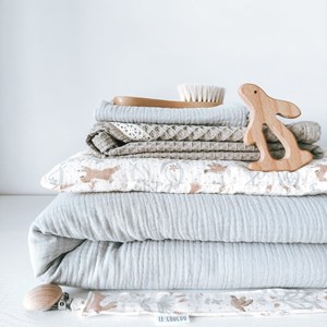 kocyk muślinowy z barankiem w kolorze zgaszonego błękitu oraz ecru