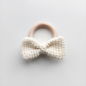 Gryzak szeleszczący - kokardka kremowa