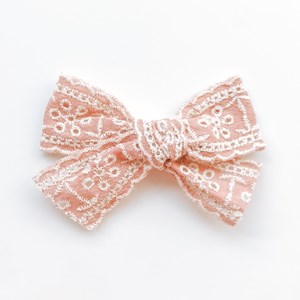 koronkowa spinka kokardka w kolorze różu