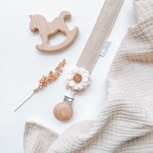 zawieszka do smoczka z kwiatuszkiem