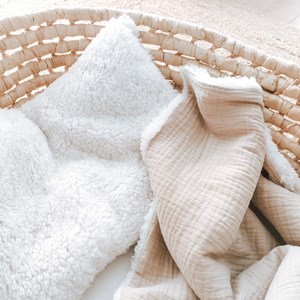 kocyk muślinowy z barankiem w kolorze beżu oraz ecru