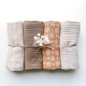 pieluszka muślinowa w kolorze beżu w listki