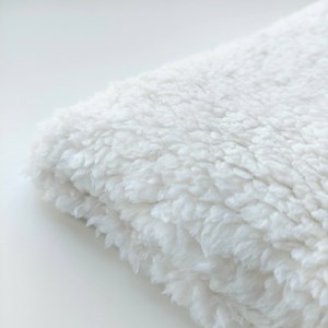 płaska barankowa poduszka z wypełnieniem wszytym na stałe