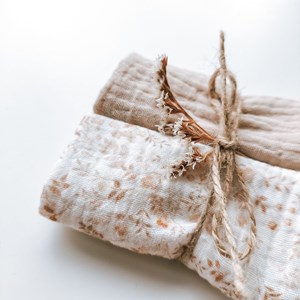 zestaw chusteczek muślinowych w kolorze beżu i bieli w roślinki