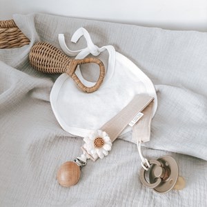 zawieszka do smoczka z kwiatuszkiem