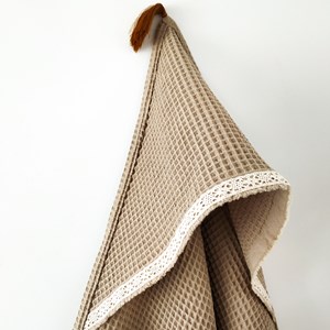 ręcznik wafelkowy z koronką w kolorze ciemny beż