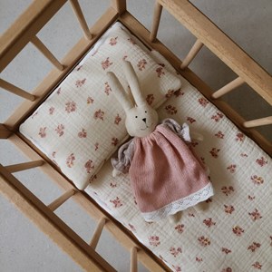 pościel dla lalek w kolorze beżu w różowe kwiatuszki