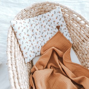 otulacz muślinowy w kolorze camel