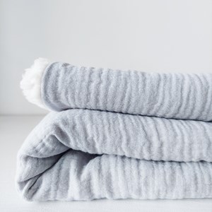 kocyk muślinowy z barankiem w kolorze zgaszonego błękitu oraz ecru