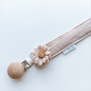 zawieszka do smoczka z kwiatuszkiem