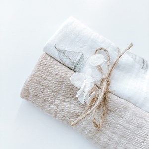 zestaw chusteczek muślinowych w kolorze beżu i bieli w żaglówki