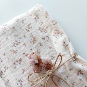 pieluszka muślinowa w kolorze jasnego beżu w kwiatuszki