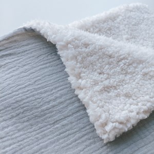 kocyk muślinowy z barankiem w kolorze zgaszonego błękitu oraz ecru