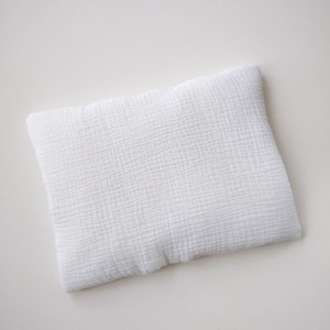 płaska muślinowa poduszka z wypełnieniem wszytym na stałe