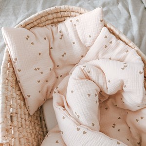 pościel do łóżeczka w kolorze różu w brązowe serduszka