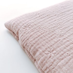 mała poduszka haftowana z muślinu